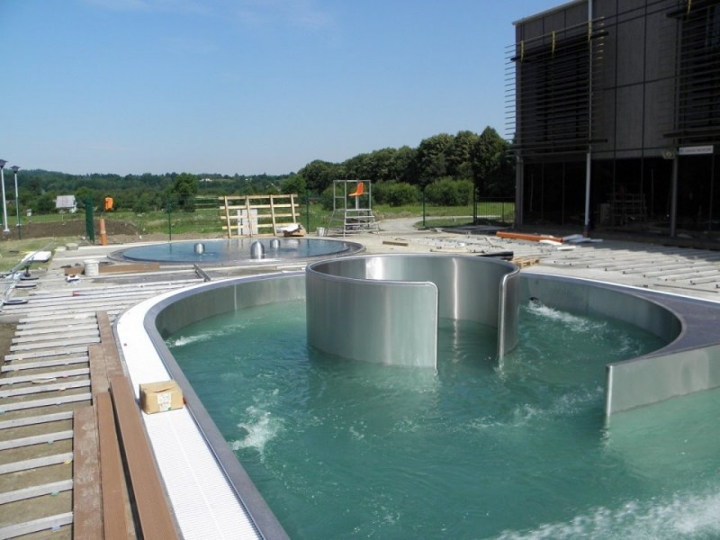 Na basen do Leska. Wkrótce otwarcie odkrytej pływalni. Już dziś zobacz, jak wygląda