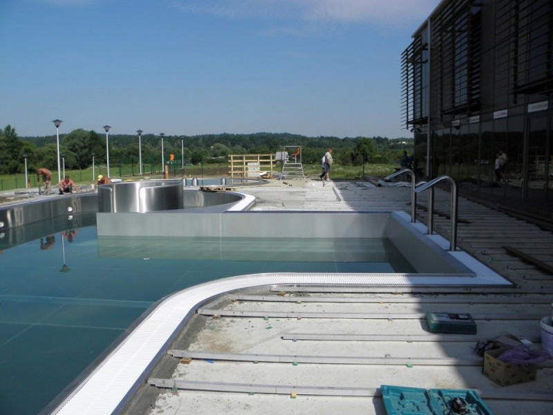 Na basen do Leska. Wkrótce otwarcie odkrytej pływalni. Już dziś zobacz, jak wygląda