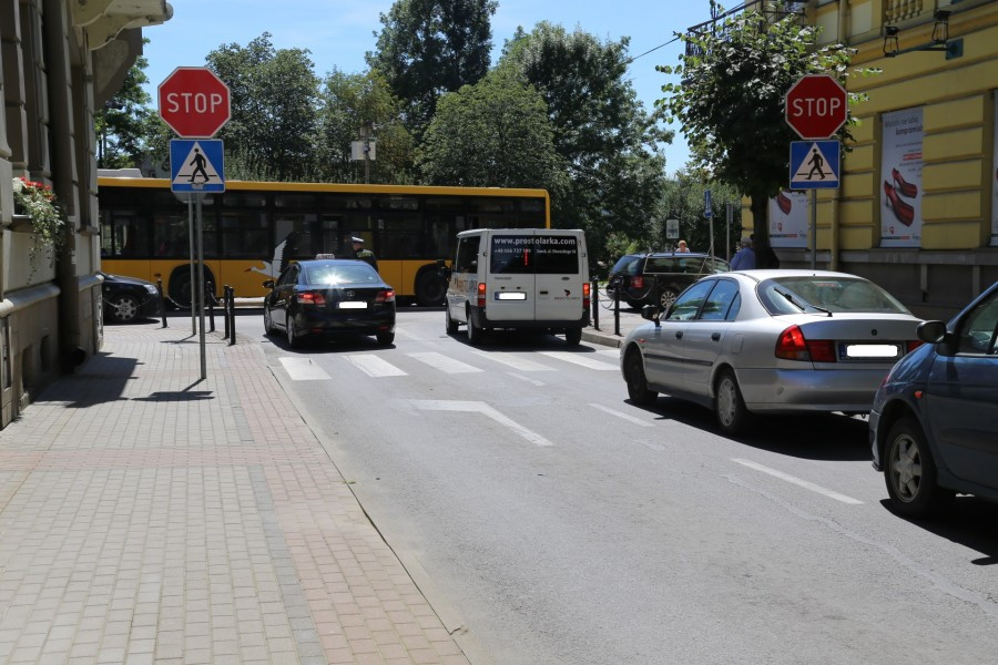 Osobówka wjechała w autobus [ZDJĘCIA]