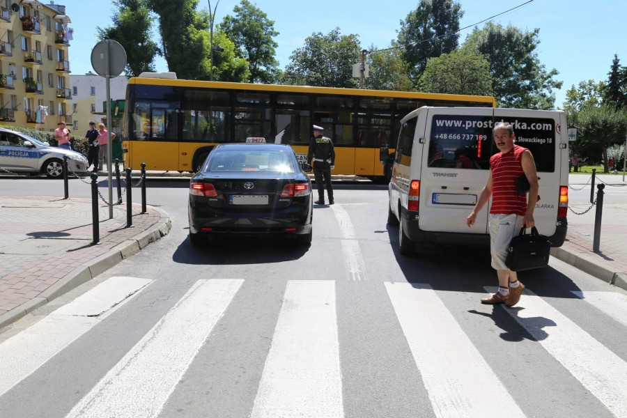 Osobówka wjechała w autobus [ZDJĘCIA]