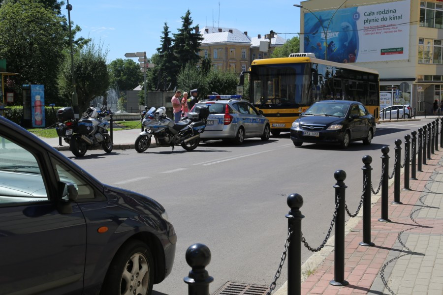 Osobówka wjechała w autobus [ZDJĘCIA]