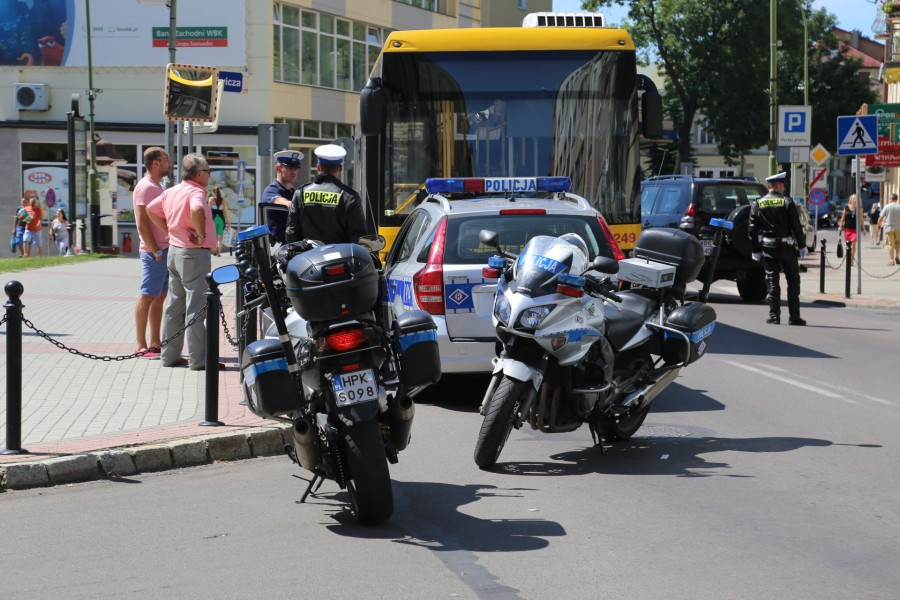 Osobówka wjechała w autobus [ZDJĘCIA]
