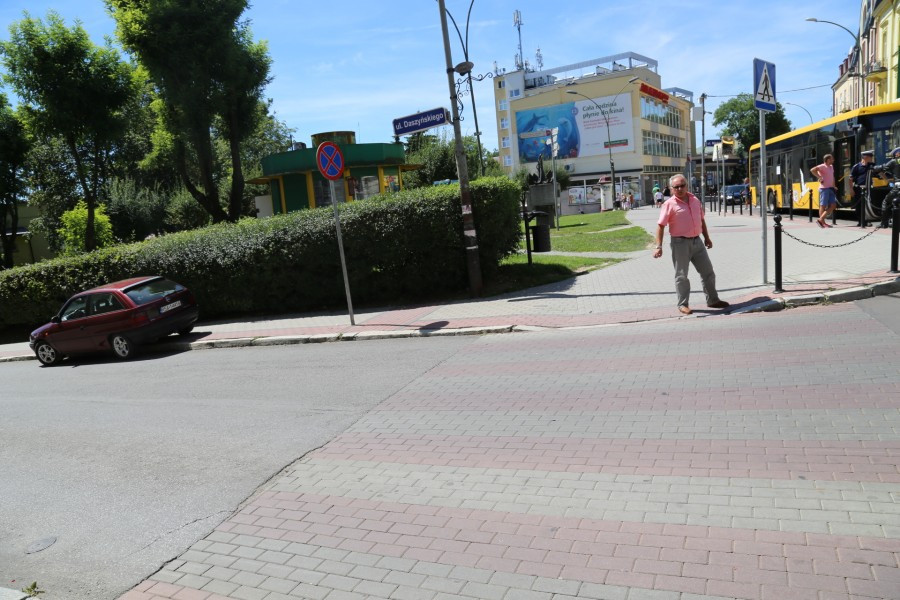 Osobówka wjechała w autobus [ZDJĘCIA]