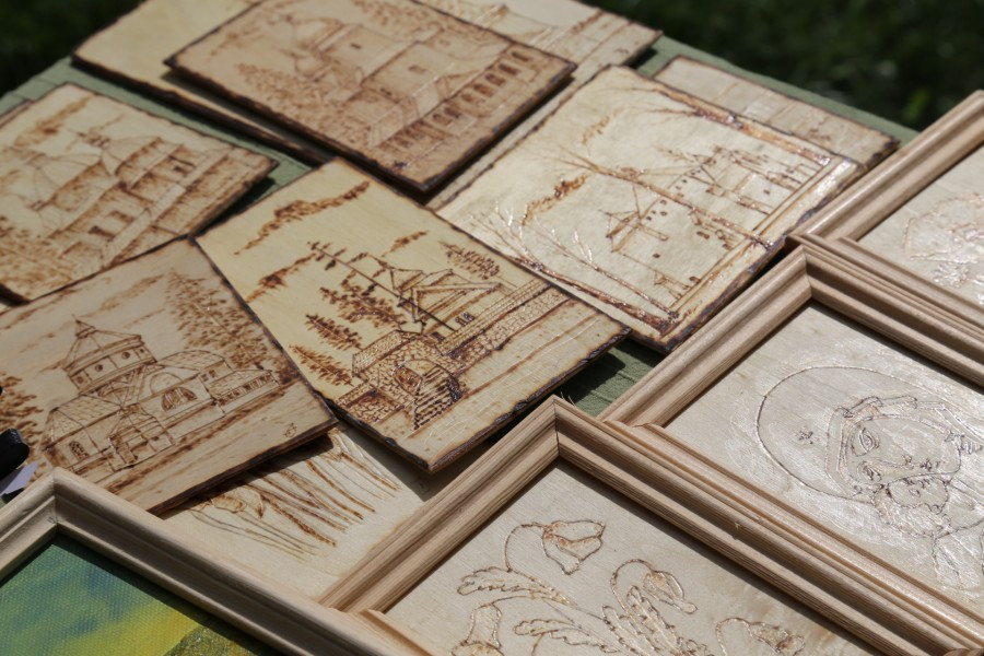 Piła motorowa plus drewno równa się rzeźba. Efektowny popis Piotra Worońca [ZDJĘCIA, WIDEO]