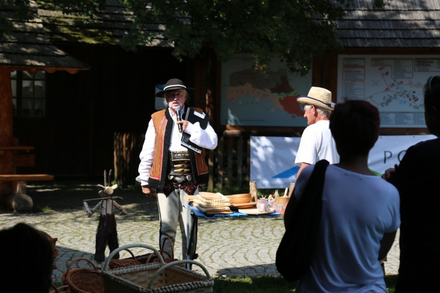 Piła motorowa plus drewno równa się rzeźba. Efektowny popis Piotra Worońca [ZDJĘCIA, WIDEO]