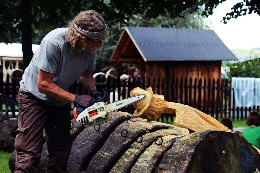 Piła motorowa plus drewno równa się rzeźba. Efektowny popis Piotra Worońca [ZDJĘCIA, WIDEO]