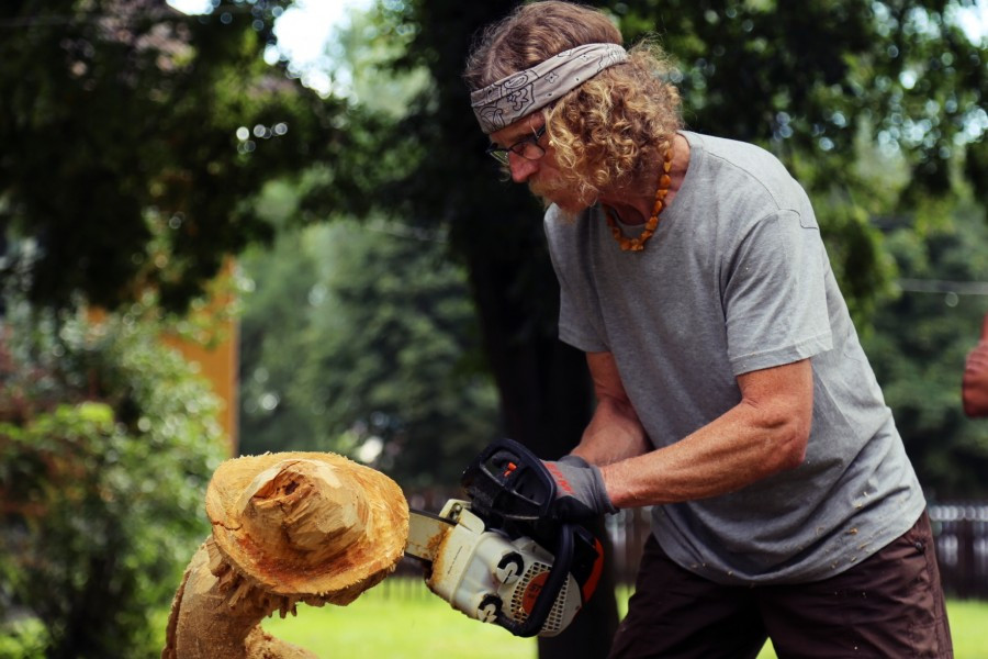 Piła motorowa plus drewno równa się rzeźba. Efektowny popis Piotra Worońca [ZDJĘCIA, WIDEO]