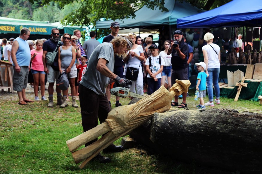 Piła motorowa plus drewno równa się rzeźba. Efektowny popis Piotra Worońca [ZDJĘCIA, WIDEO]
