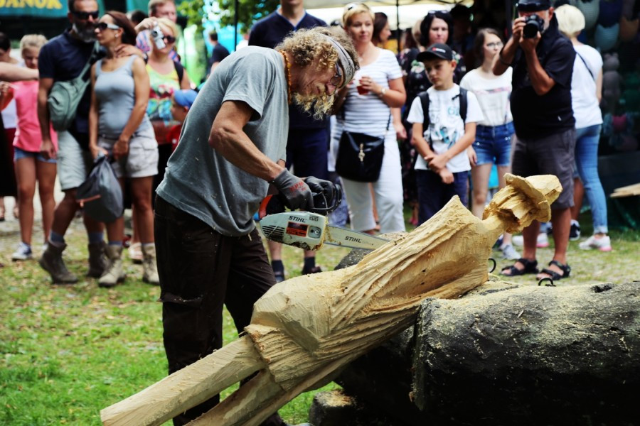 Piła motorowa plus drewno równa się rzeźba. Efektowny popis Piotra Worońca [ZDJĘCIA, WIDEO]