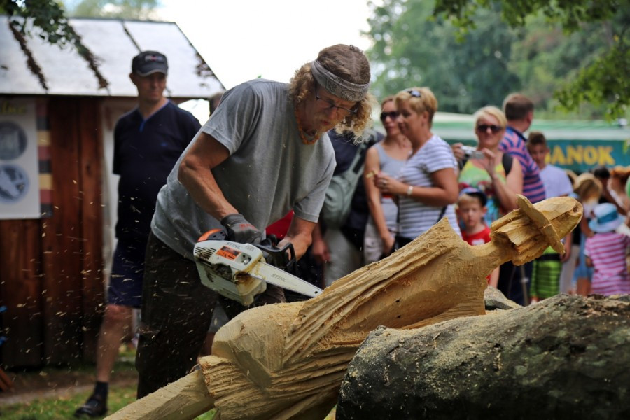 Piła motorowa plus drewno równa się rzeźba. Efektowny popis Piotra Worońca [ZDJĘCIA, WIDEO]