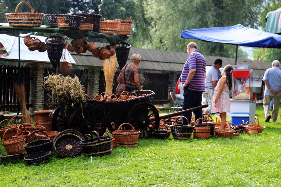Piła motorowa plus drewno równa się rzeźba. Efektowny popis Piotra Worońca [ZDJĘCIA, WIDEO]