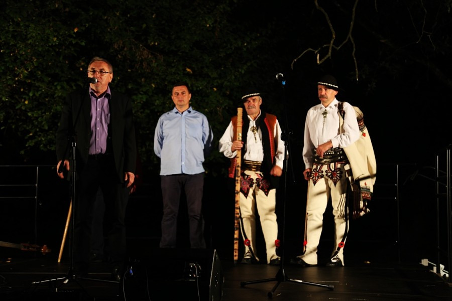 Spotkanie wielkiej karpackiej rodziny przy watrze