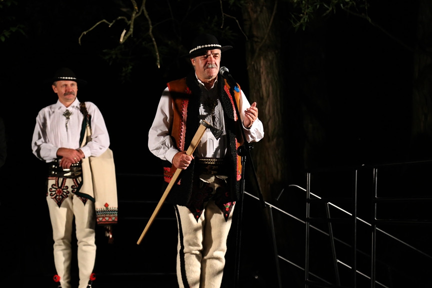 Spotkanie wielkiej karpackiej rodziny przy watrze