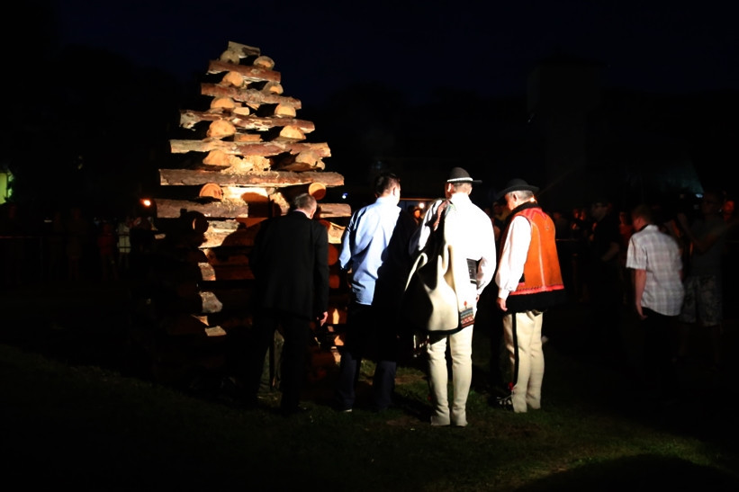 Spotkanie wielkiej karpackiej rodziny przy watrze