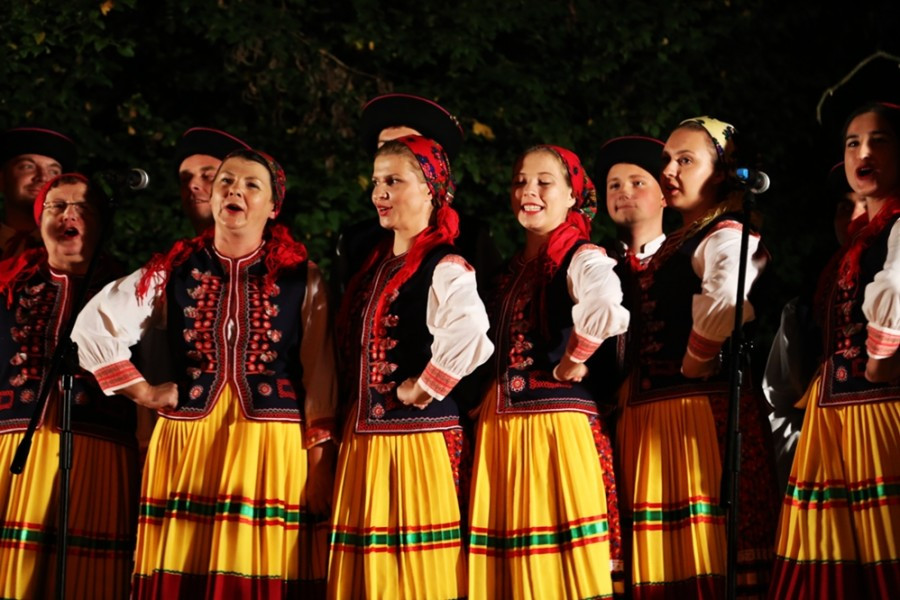 Spotkanie wielkiej karpackiej rodziny przy watrze