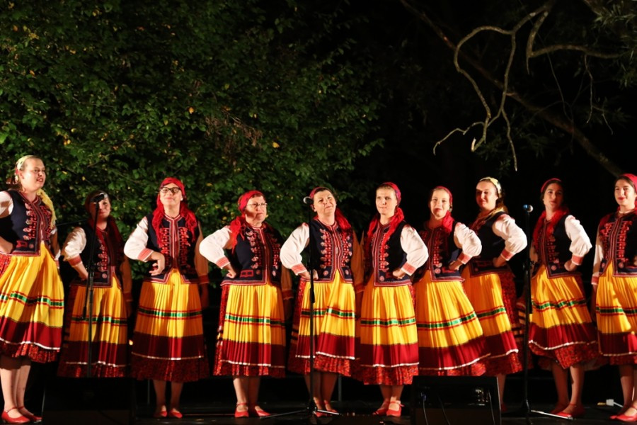 Spotkanie wielkiej karpackiej rodziny przy watrze