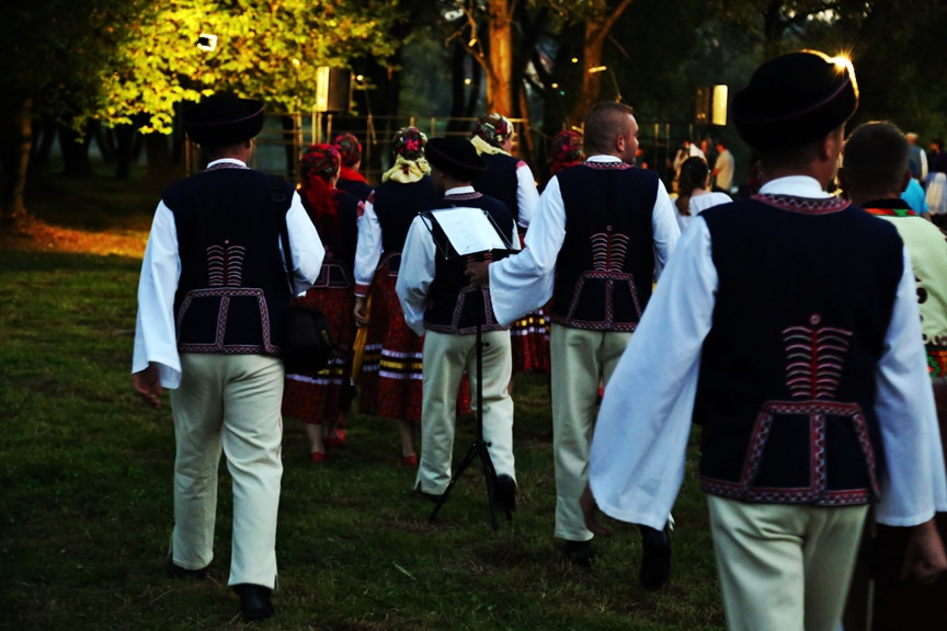 Spotkanie wielkiej karpackiej rodziny przy watrze