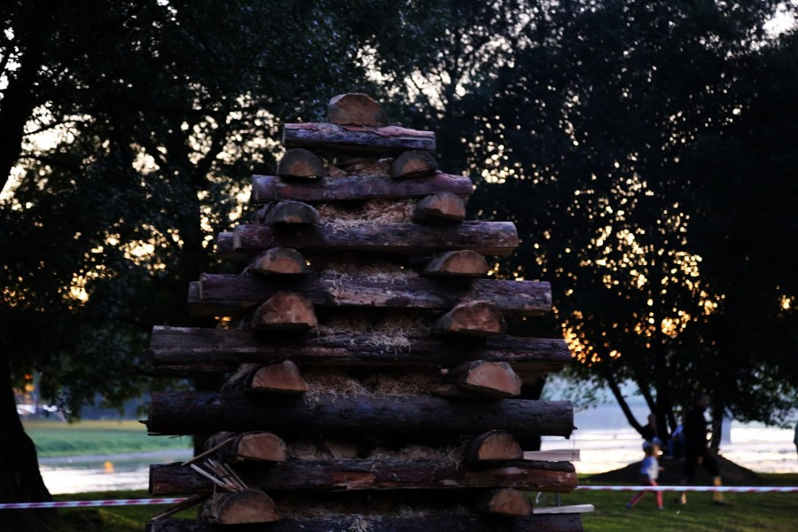 Spotkanie wielkiej karpackiej rodziny przy watrze