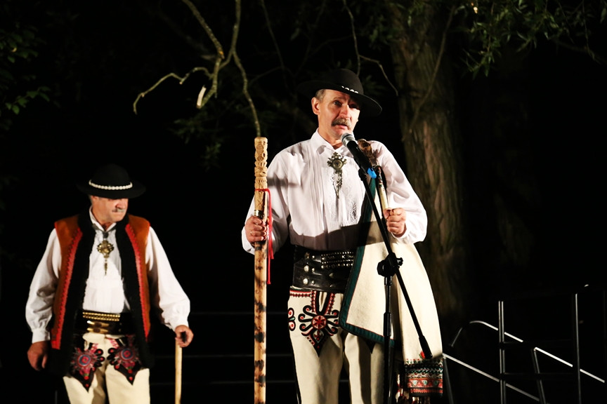 Spotkanie wielkiej karpackiej rodziny przy watrze