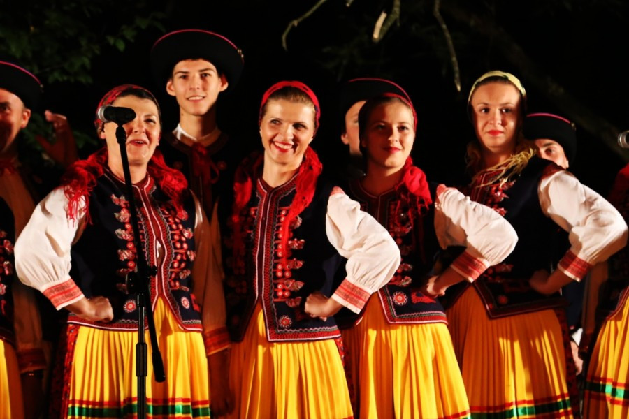 Spotkanie wielkiej karpackiej rodziny przy watrze