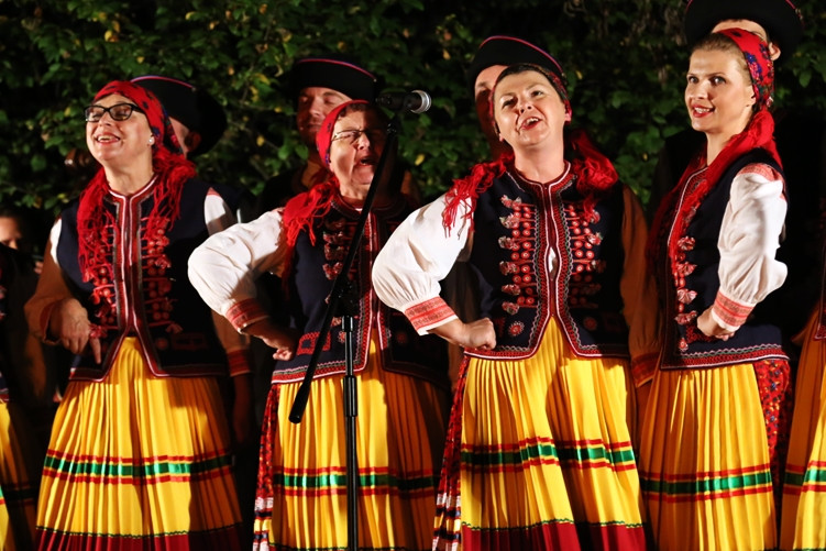 Spotkanie wielkiej karpackiej rodziny przy watrze