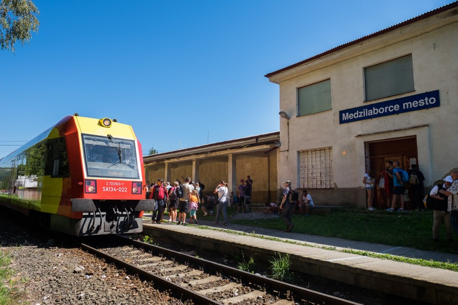 Koleją na spotkanie Warhola