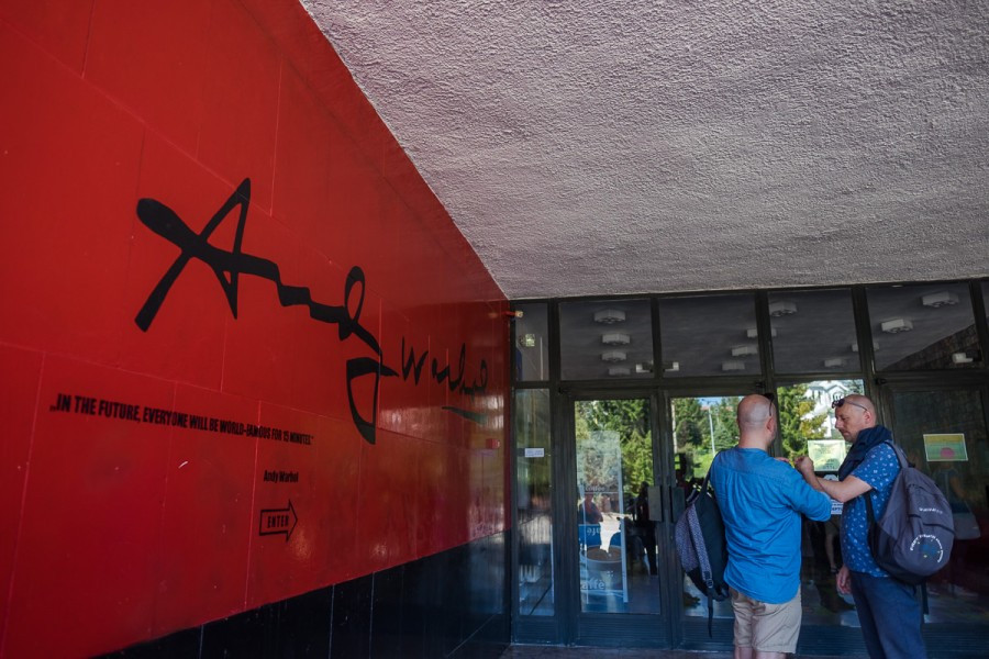 Koleją na spotkanie Warhola