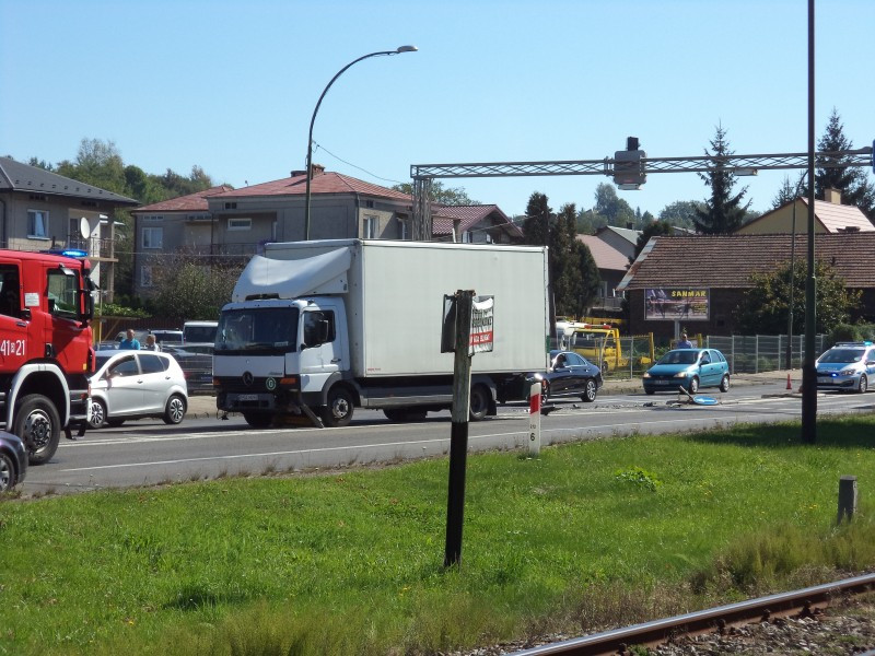 Ciężarówka wjechała w osobówkę