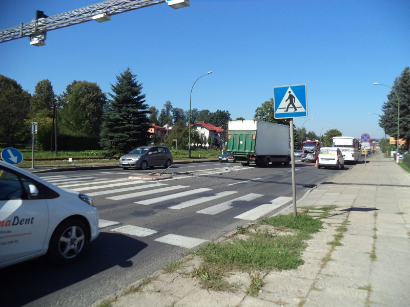 Ciężarówka wjechała w osobówkę