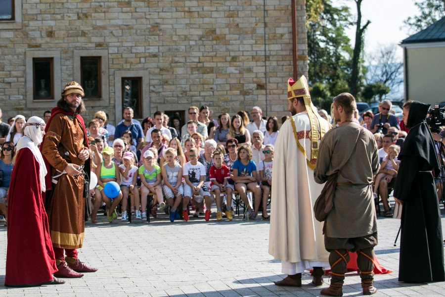 Tak wyglądał Chrzest Polski w wykonaniu sanockiej grupy rekonstrukcyjnej SCUTUM. Zobacz zdjęcia [FOTORELACJA]