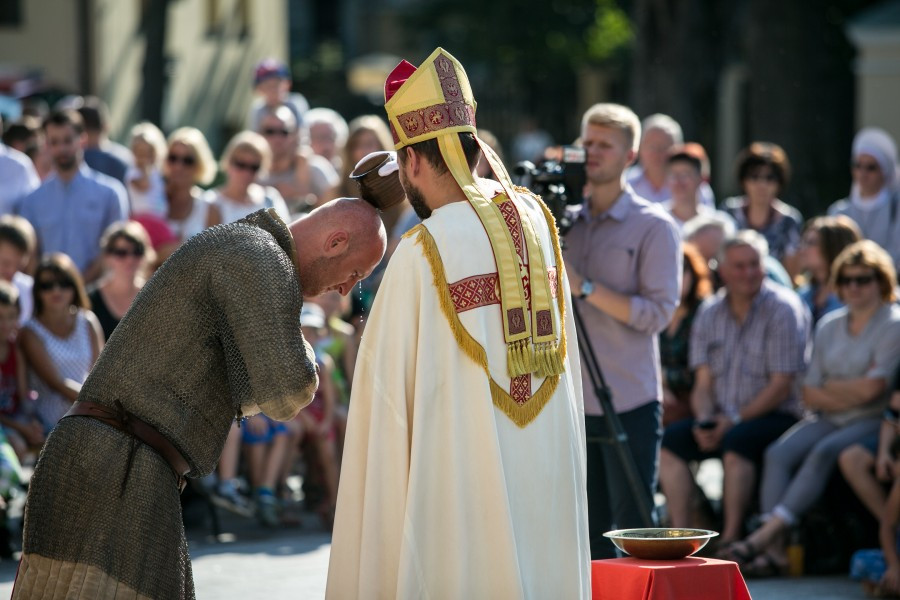 Tak wyglądał Chrzest Polski w wykonaniu sanockiej grupy rekonstrukcyjnej SCUTUM. Zobacz zdjęcia [FOTORELACJA]