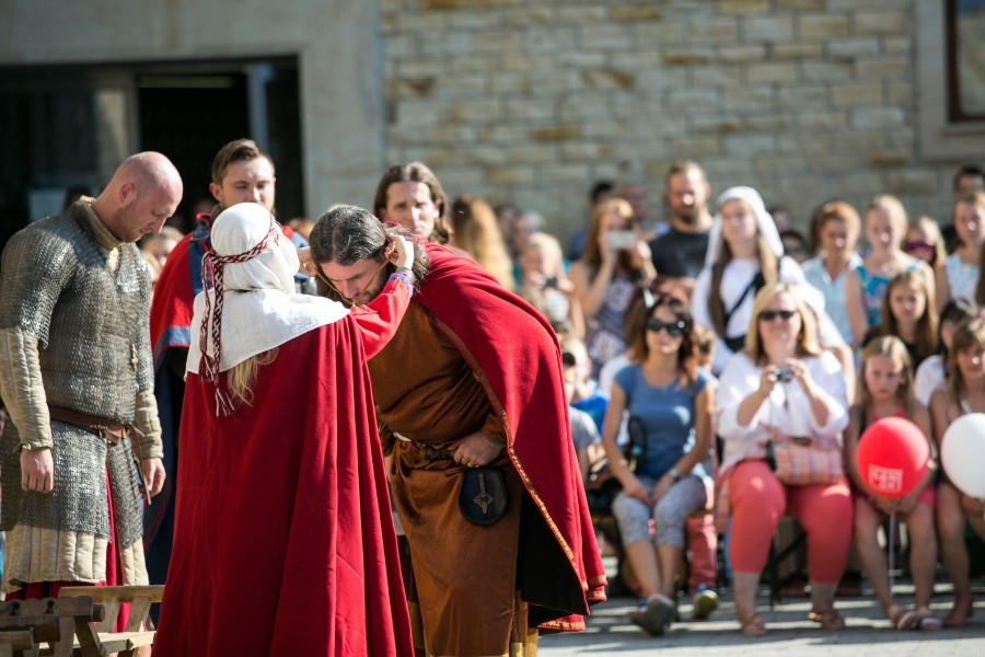 Tak wyglądał Chrzest Polski w wykonaniu sanockiej grupy rekonstrukcyjnej SCUTUM. Zobacz zdjęcia [FOTORELACJA]