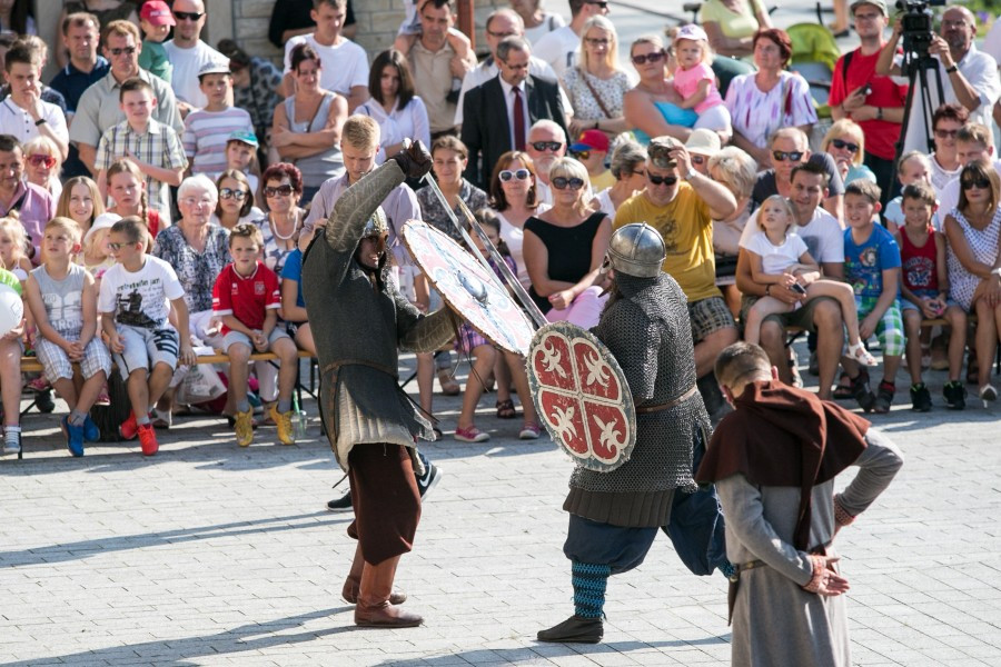 Tak wyglądał Chrzest Polski w wykonaniu sanockiej grupy rekonstrukcyjnej SCUTUM. Zobacz zdjęcia [FOTORELACJA]