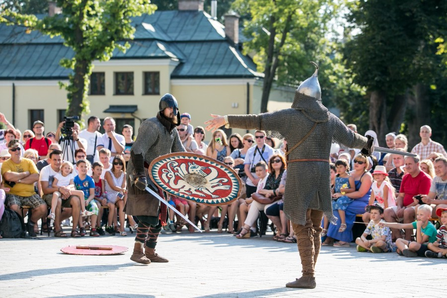 Tak wyglądał Chrzest Polski w wykonaniu sanockiej grupy rekonstrukcyjnej SCUTUM. Zobacz zdjęcia [FOTORELACJA]
