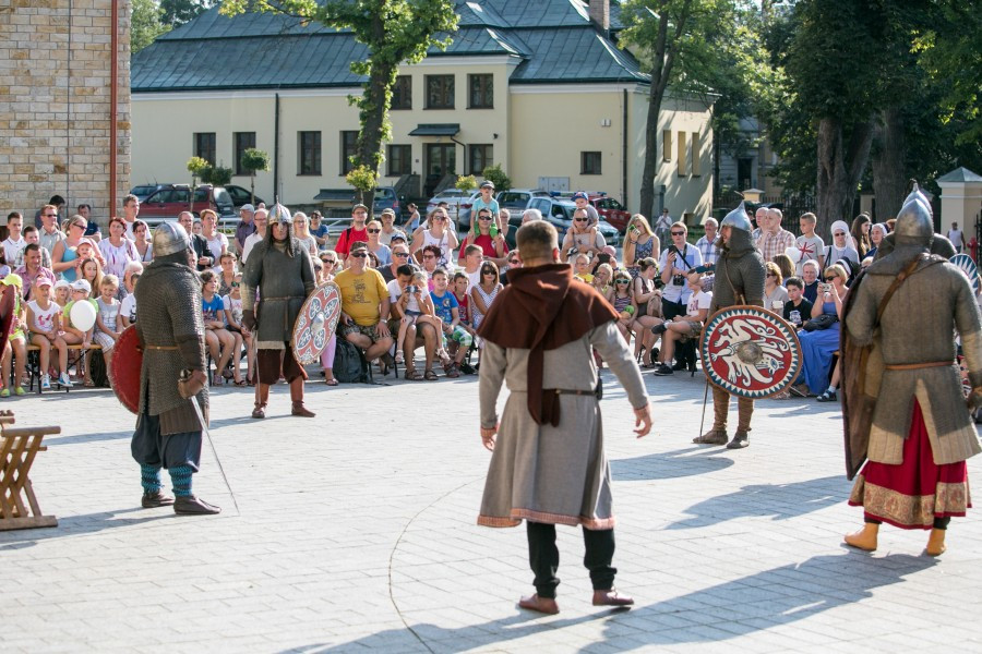 Tak wyglądał Chrzest Polski w wykonaniu sanockiej grupy rekonstrukcyjnej SCUTUM. Zobacz zdjęcia [FOTORELACJA]