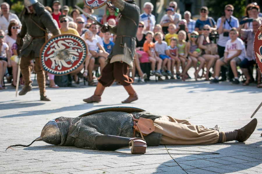 Tak wyglądał Chrzest Polski w wykonaniu sanockiej grupy rekonstrukcyjnej SCUTUM. Zobacz zdjęcia [FOTORELACJA]