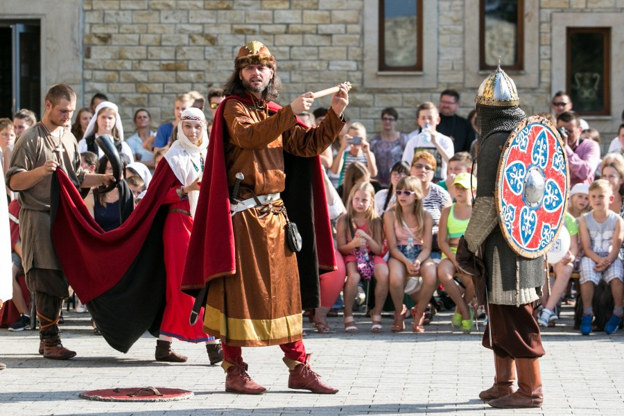 Tak wyglądał Chrzest Polski w wykonaniu sanockiej grupy rekonstrukcyjnej SCUTUM. Zobacz zdjęcia [FOTORELACJA]