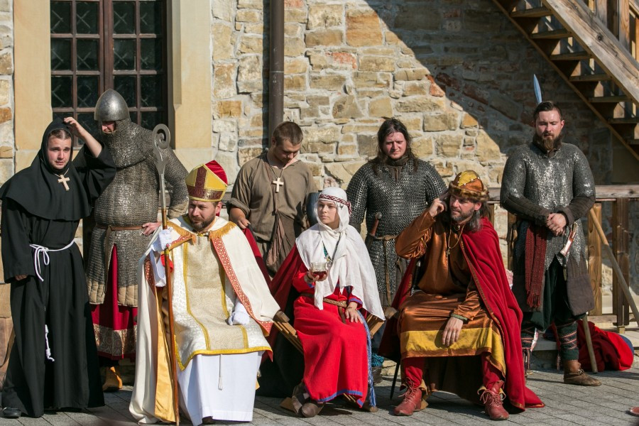 Tak wyglądał Chrzest Polski w wykonaniu sanockiej grupy rekonstrukcyjnej SCUTUM. Zobacz zdjęcia [FOTORELACJA]