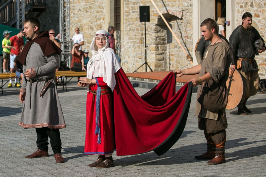 Tak wyglądał Chrzest Polski w wykonaniu sanockiej grupy rekonstrukcyjnej SCUTUM. Zobacz zdjęcia [FOTORELACJA]