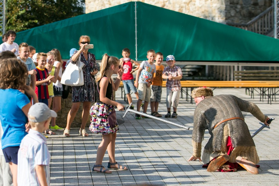 Tak wyglądał Chrzest Polski w wykonaniu sanockiej grupy rekonstrukcyjnej SCUTUM. Zobacz zdjęcia [FOTORELACJA]