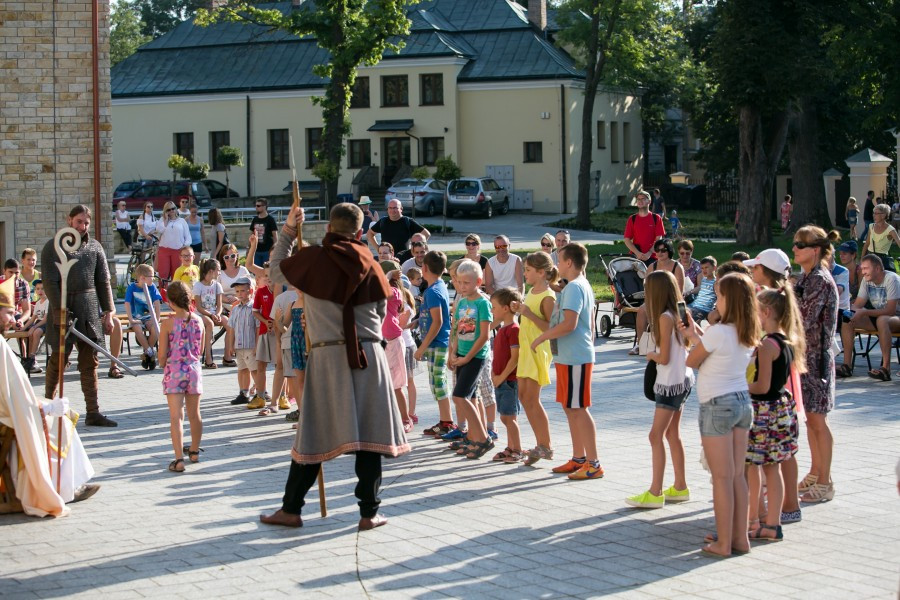 Tak wyglądał Chrzest Polski w wykonaniu sanockiej grupy rekonstrukcyjnej SCUTUM. Zobacz zdjęcia [FOTORELACJA]