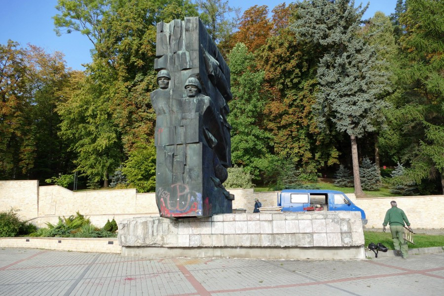 Kontrowersyjny pomnik dziś zniknie z parku