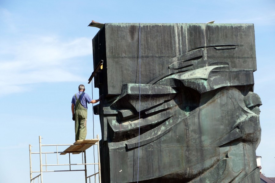 Kontrowersyjny pomnik dziś zniknie z parku