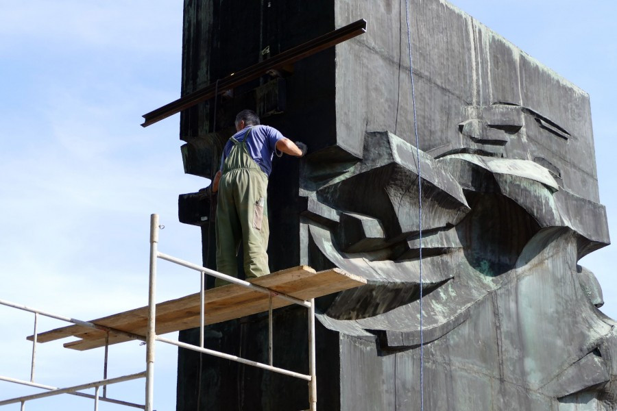 Kontrowersyjny pomnik dziś zniknie z parku