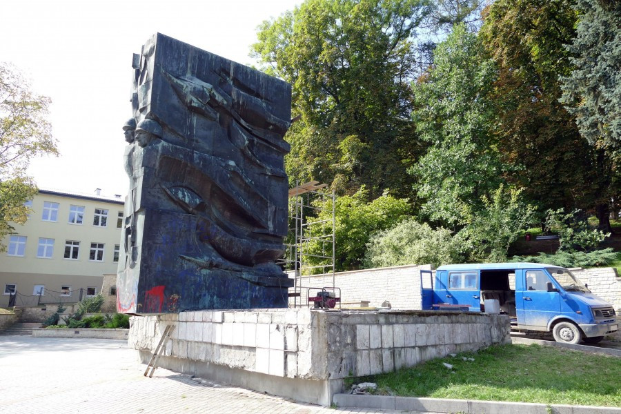 Kontrowersyjny pomnik dziś zniknie z parku