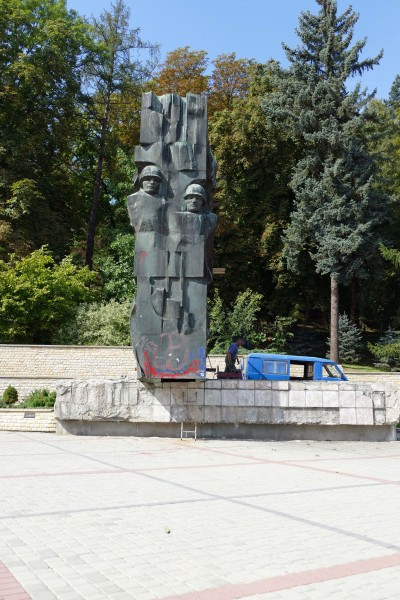 Kontrowersyjny pomnik dziś zniknie z parku