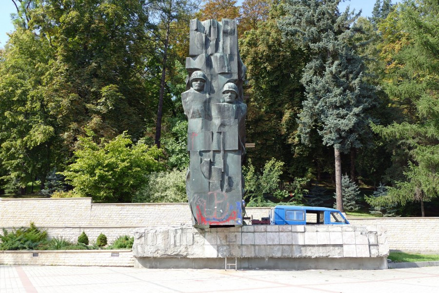 Kontrowersyjny pomnik dziś zniknie z parku