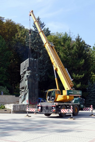 Nawet podczas demontażu budził spory. Kontrowersyjny pomnik usunięty z parku