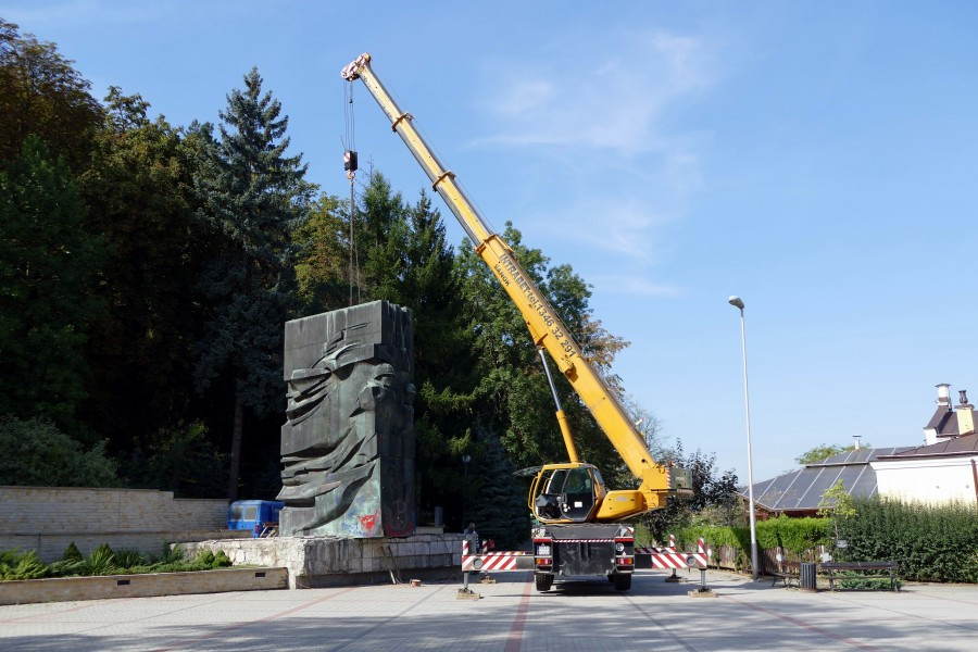 Nawet podczas demontażu budził spory. Kontrowersyjny pomnik usunięty z parku