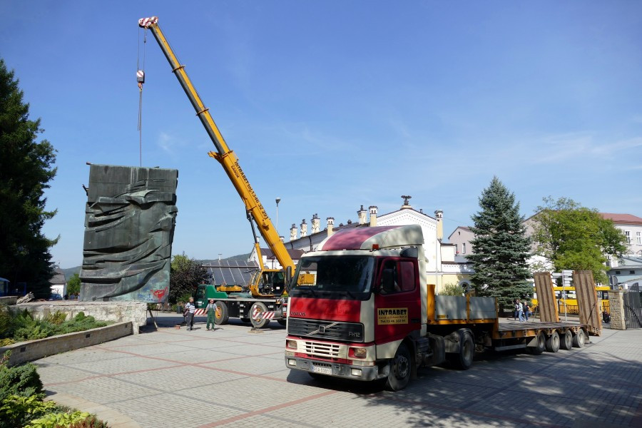 Nawet podczas demontażu budził spory. Kontrowersyjny pomnik usunięty z parku